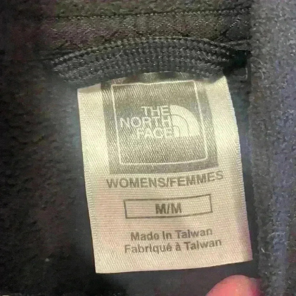 The North Face women’s TKA 100 pullover in size Medium. Black lightweight. - Picture 3 of 3